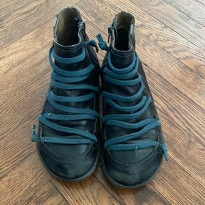 Black ankle boot for women. Genuine leather and elastic blue shoelaces.